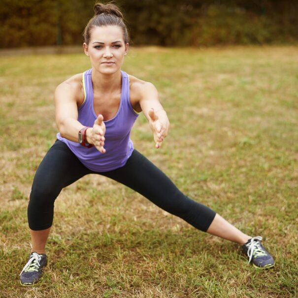 woman-doing-some-exercises-in-the-park-FSGJMWC-lowres